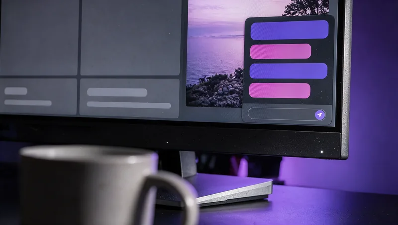 Monitor con una web y el panel del asistente de chat abierto